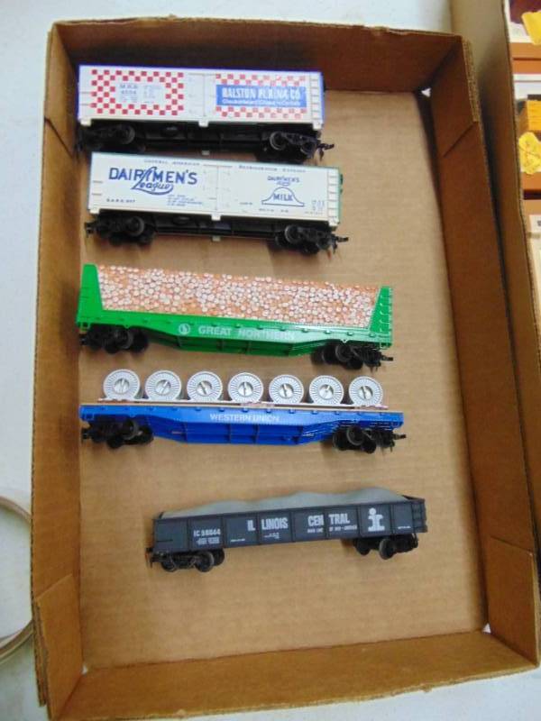 lot 2975 image: HO Scale - 5 Cars