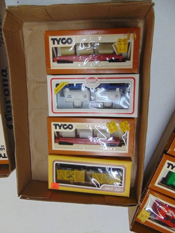 lot 2977 image: HO Scale - 4 Cars