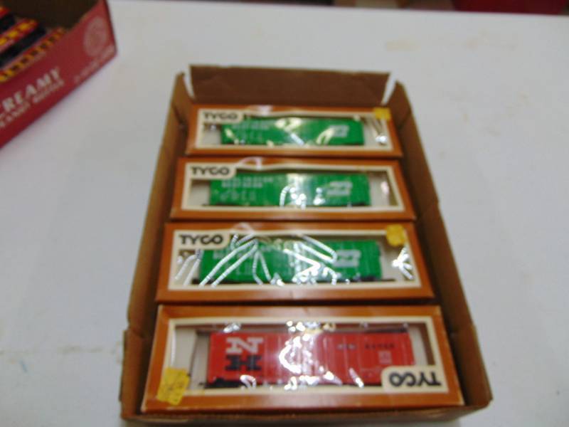 lot 2978 image: HO Scale - 4 Cars