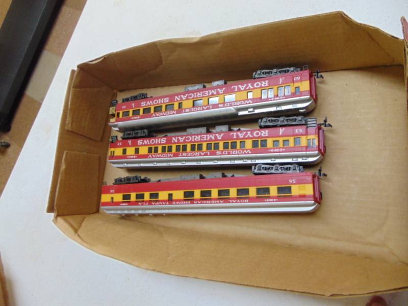 lot 2979 image: HO Scale - 3 American Royal Passenger Cars