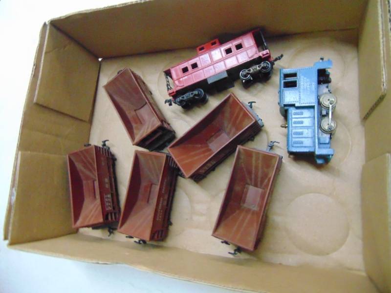 lot 2980 image: HO Scale - 1 Engine and 4 cars
