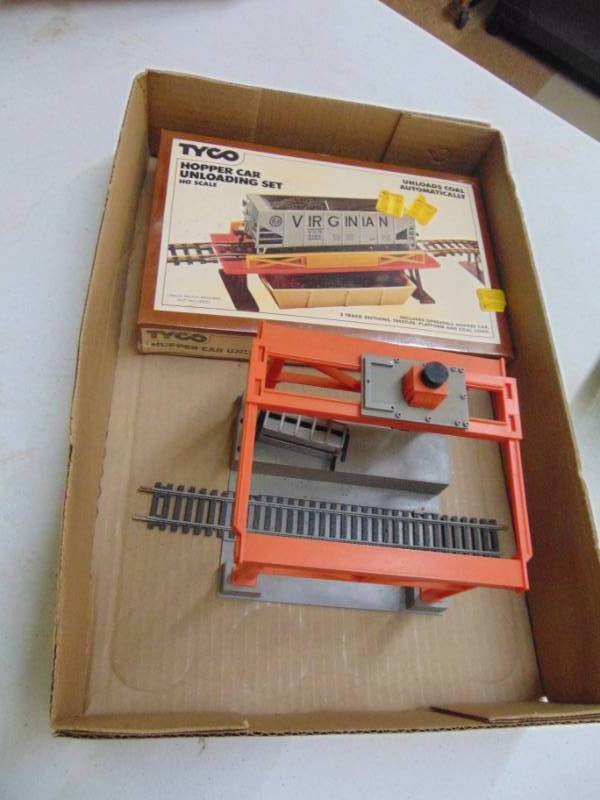 lot 2981 image: Trailer Unloading station and Hopper Car unloading station