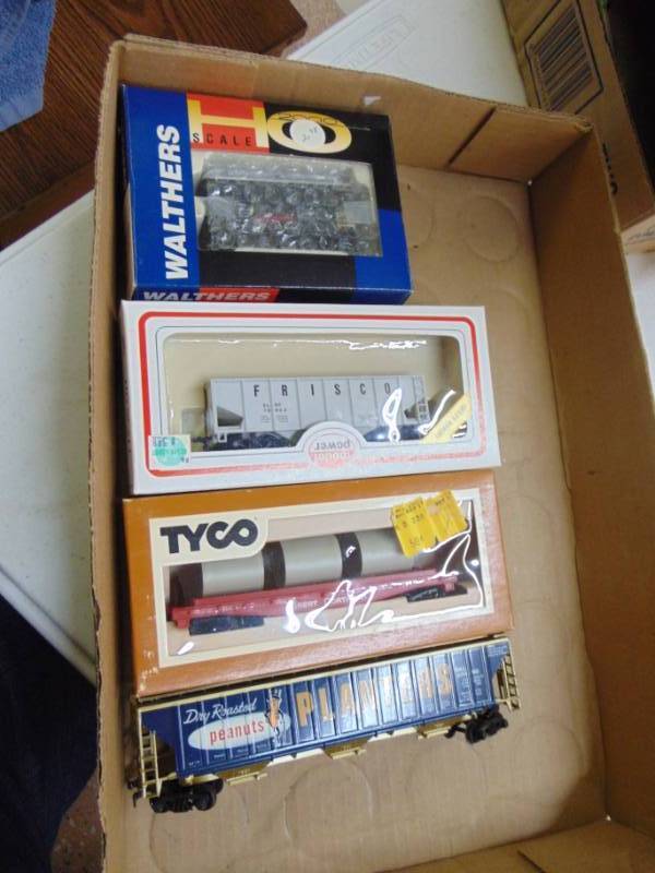 lot 2982 image: HO Scale - 4 Cars