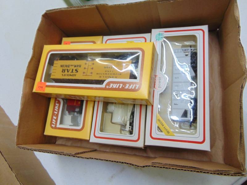 lot 2983 image: HO Scale - 4 Cars