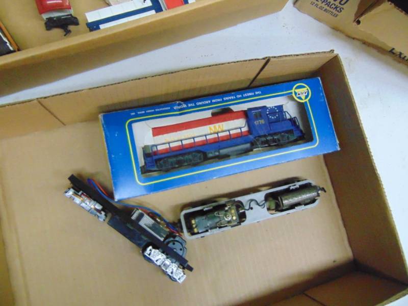 lot 2984 image: HO Scale - 1 Dummy engine and 2 parts engines