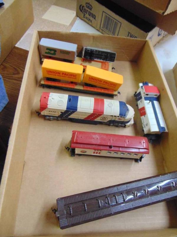 lot 2985 image: HO Scale - Spirit of 76 Engine and caboose and more