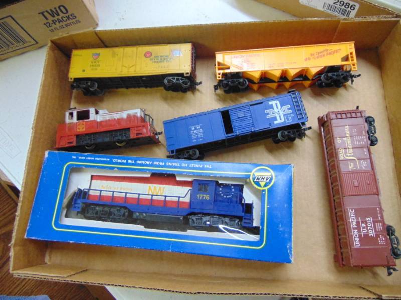 lot 2987 image: HO Scale - Dummy Engine - Engine and 5 cars