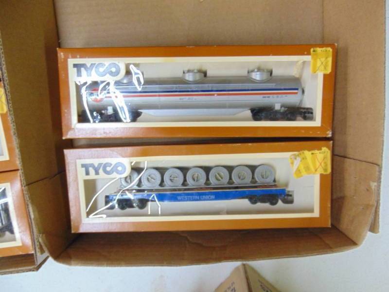lot 2989 image: HO Scale - 4 Cars