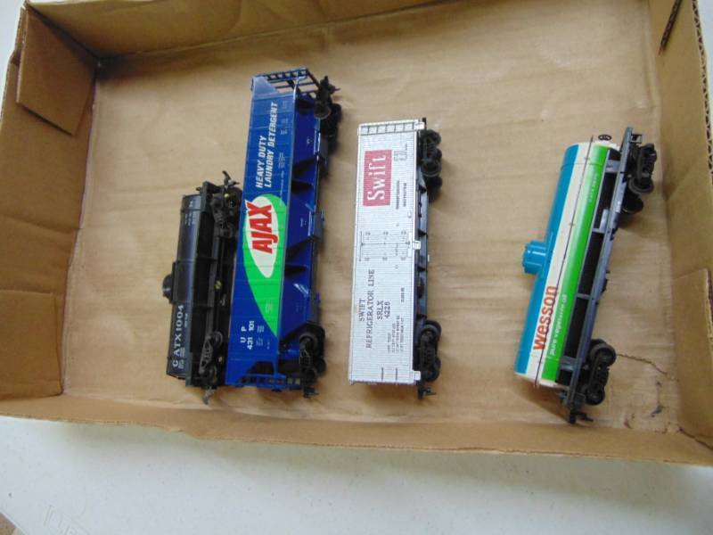 lot 2992 image: HO Scale - 4 Cars