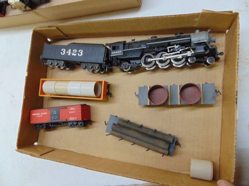 lot 2993 image: HO Scale - 1 Engine and 4 cars