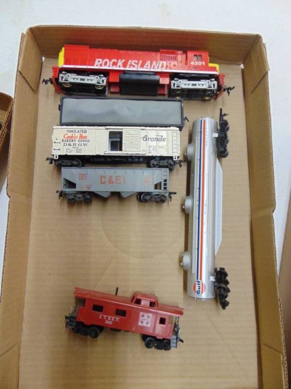 lot 2994 image: HO Scale - 1 Engine and 5 cars