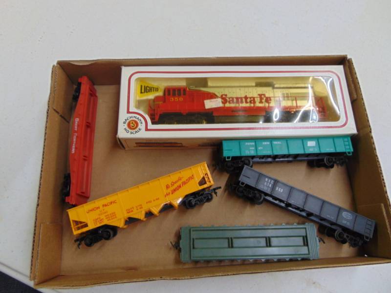 lot 2995 image: HO Scale - 1 Engine and 5 cars