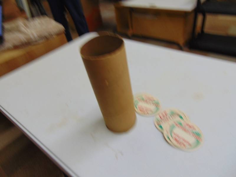 lot 2999 image: 1 Gallon Milk Jug Paper Lids