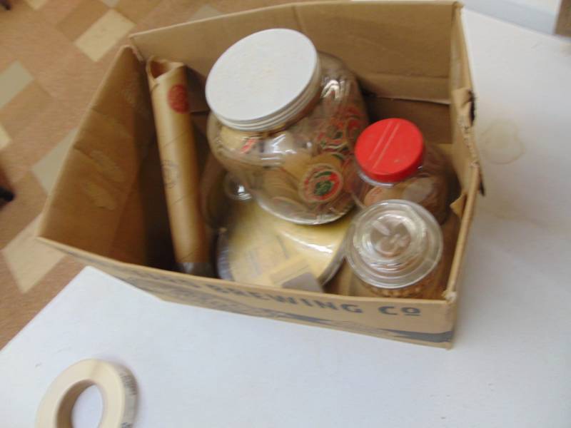 lot 3000 image: Milk Jug Paper Lids - various sizes
