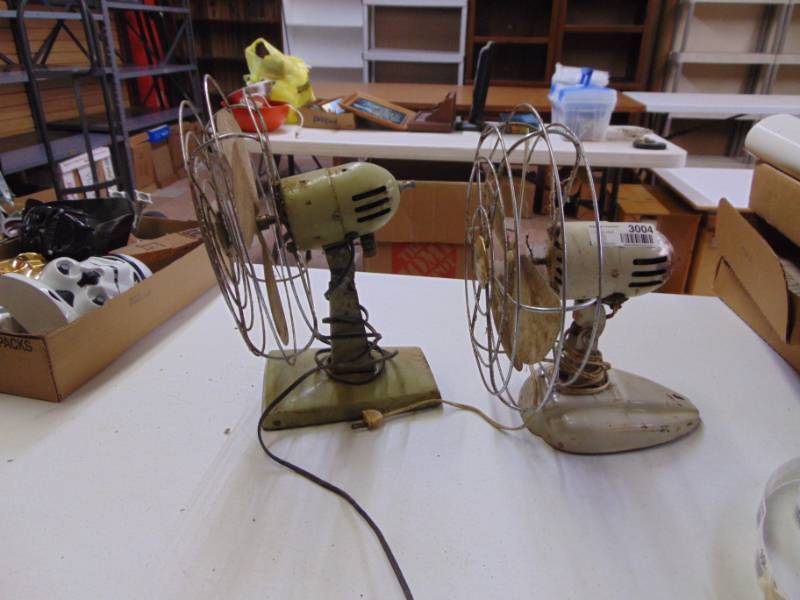 lot 3004 image: Pair of Vintage Desktop fans