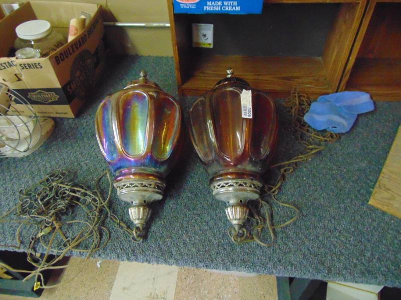 lot 3005 image: Pair of Amber Swag Lamps