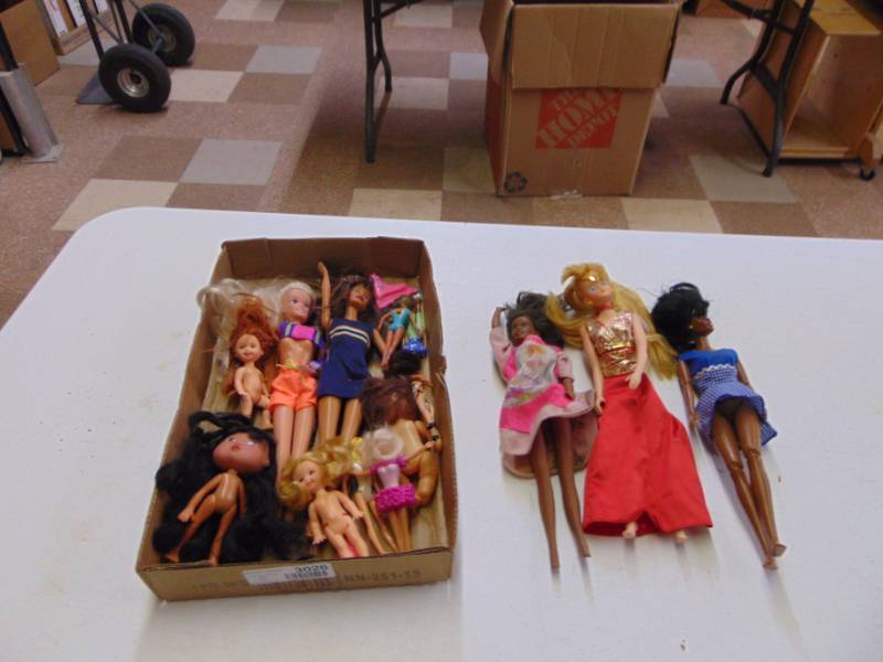 lot 3026 image: Barbies and more
