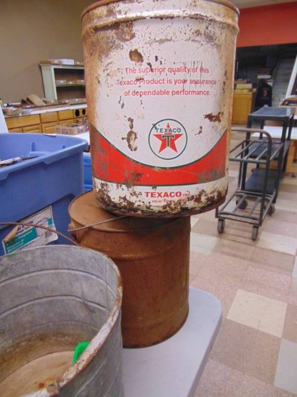 lot 3052 image: Vintage Oil and other cans