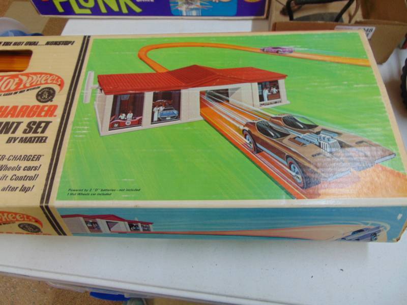 lot 3054 image: Ho Wheels Supercharger Set with Box