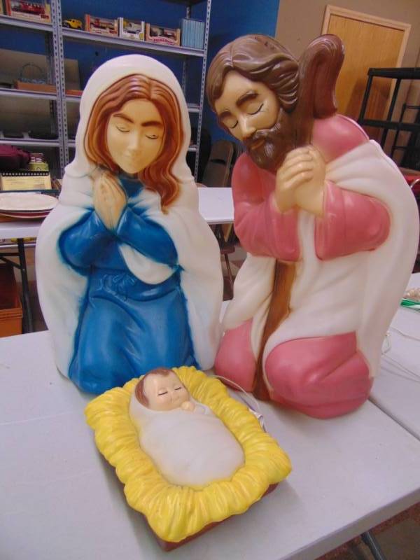 lot 3055 image: Blow Mold Nativity Scene - 3 Piece
