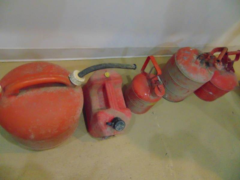 lot 3072 image: Lot of Gas Cans