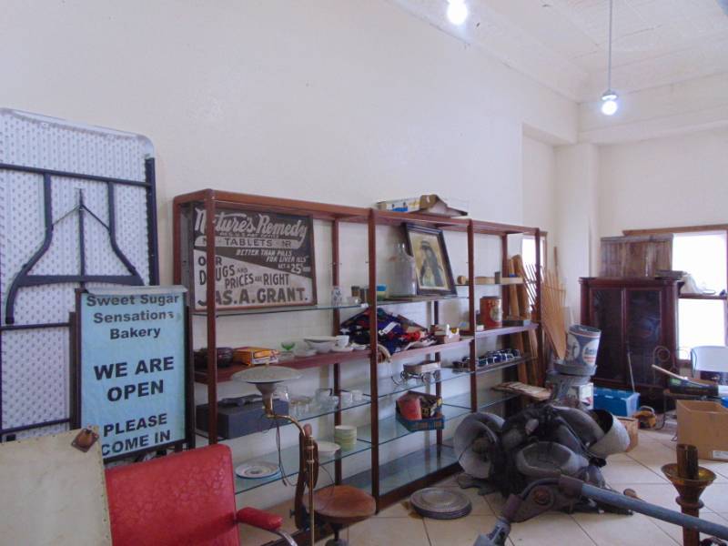 lot 3077 image: Shelving Unit 16 W - 12 long - no contents