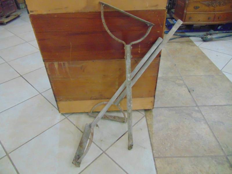 lot 3082 image: 3 Manual Weed Cutters