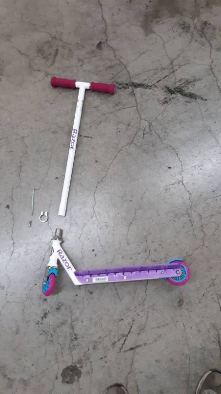 lot 10643 image: Razor Party Pop Scooter w Manual