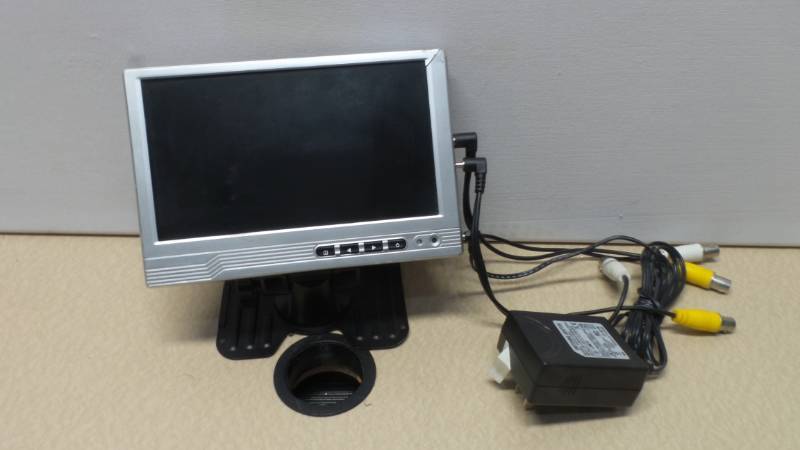 lot 1265 image: 7 TFT LCD Monitor