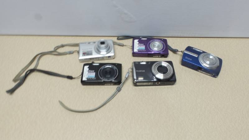 lot 6300 image: Lot of 5 Digital Cameras
