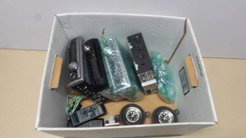 lot 6365 image: Lot of JVC radios and accessories