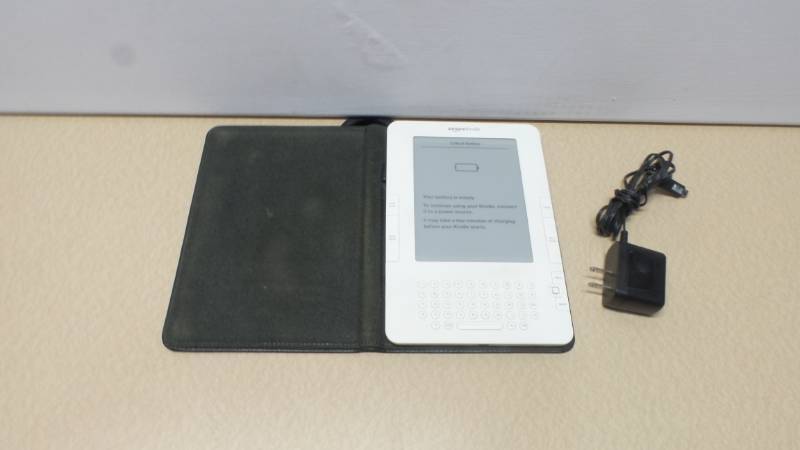 lot 6383 image: Amazon kindle tablet (powers on, needs charge)