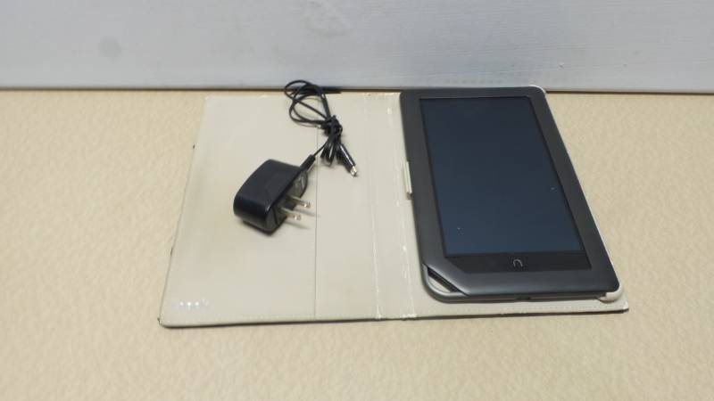 lot 6386 image: Nook tablet (powers on, needs charge)