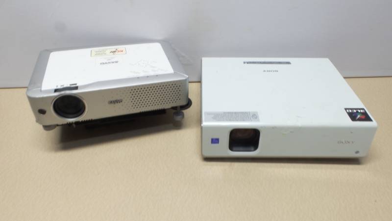 lot 6350 image: Lot of 2 Projectors (for parts or repair)