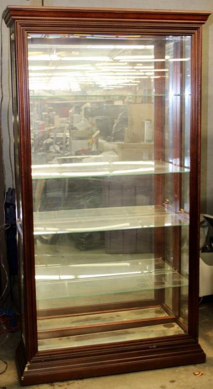 lot 1788 image: Elegant Mahogany Collectors Wall Display Curio Cabinet with Lights