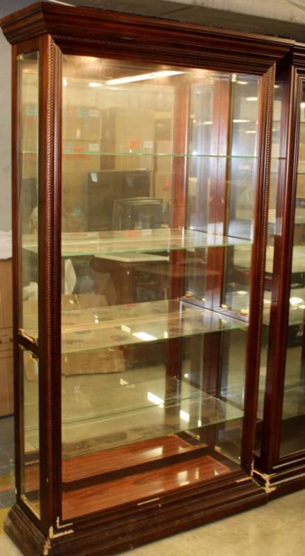 lot 1789 image: Elegant Mahogany Collectors Wall Display Curio Cabinet with Lights