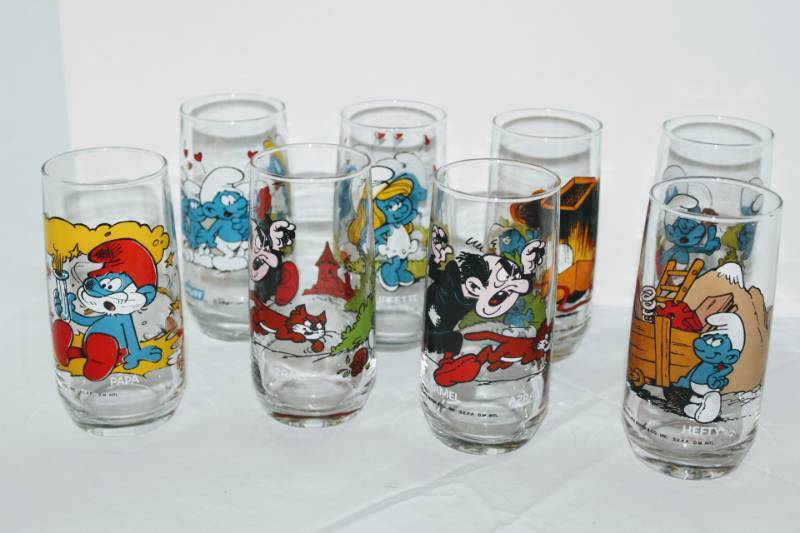 lot 1823 image: 8 Collectible Vintage Smurfs Glasses