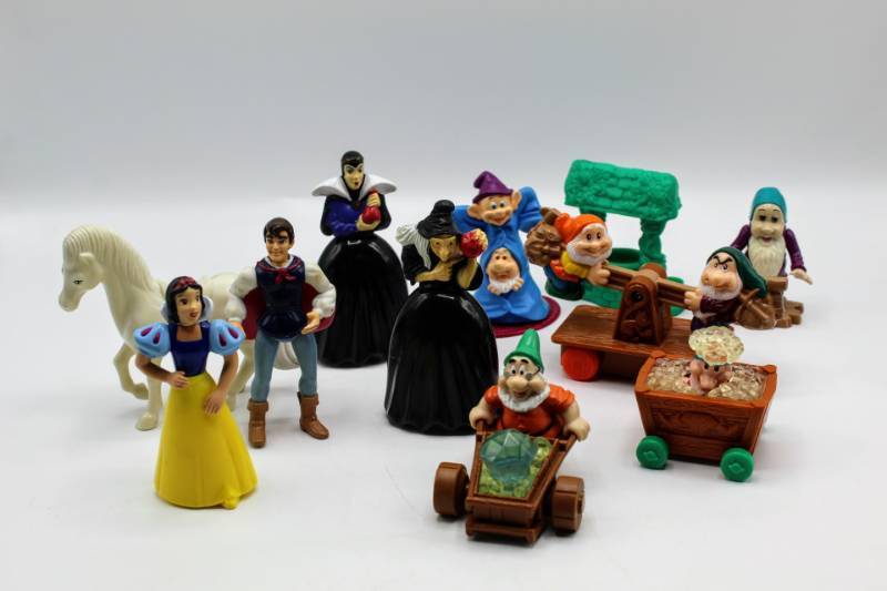 lot 1892 image: Vintage Disneys Snow White Figures, 11 Toy Figures Set