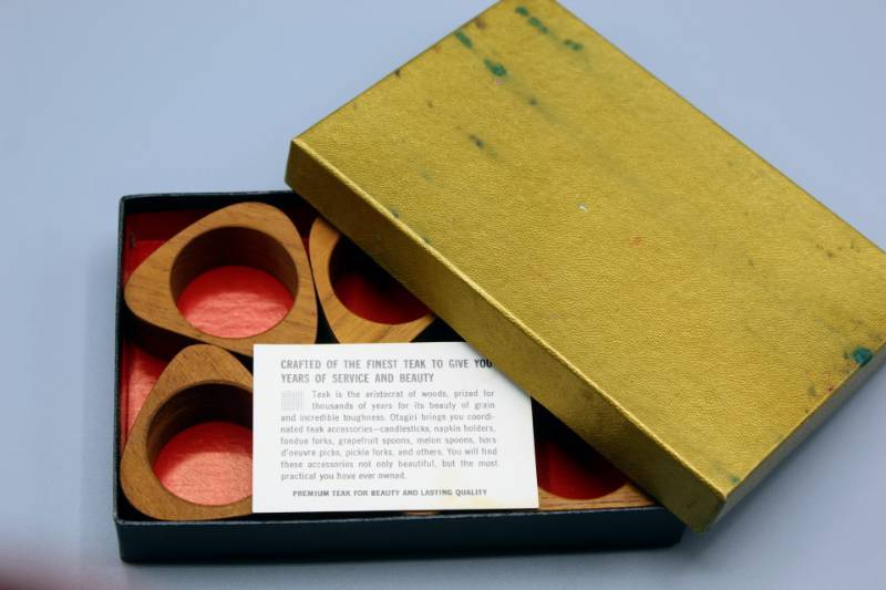 lot 1913 image: Set of 6 Vintage Burma Teak Napkin Rings in Box