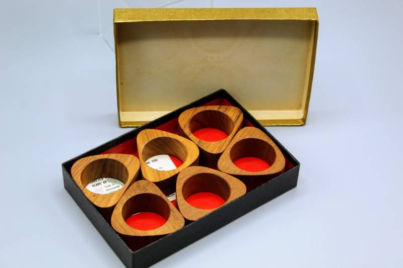 lot 1914 image: Set of 6 Vintage Burma Teak Napkin Rings in Box