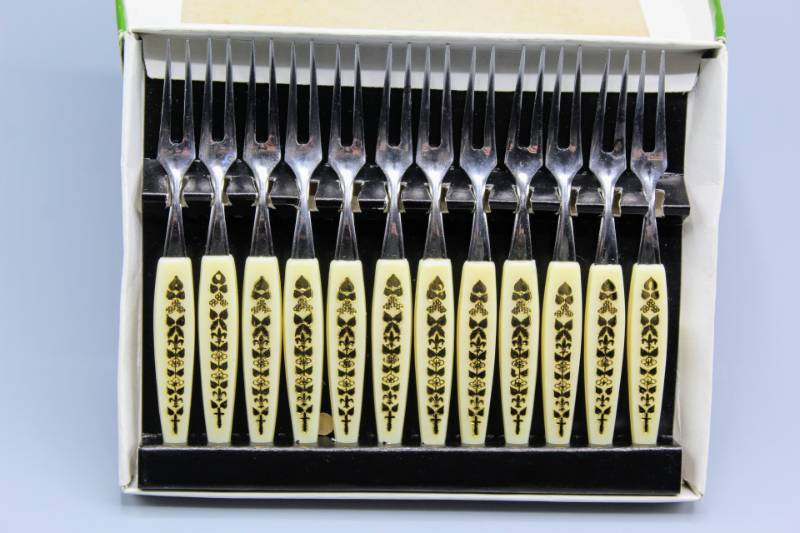 lot 1915 image: Vintage Set of 12 Stainless Steel Mini Forks For Hors doeuvres