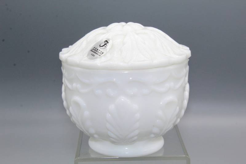 lot 1916 image: Vintage White Fenton Powder Box