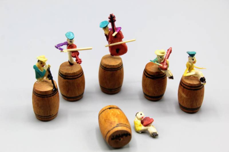 lot 1917 image: Vintage 1940s Miniatures Jug Band Perched on Barrels