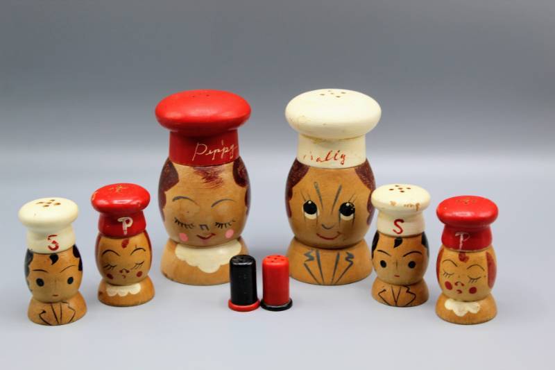 lot 1918 image: Vintage 8 Piece Lot of Wooden Hand-painted Salt and Pepper Shakers from Japan