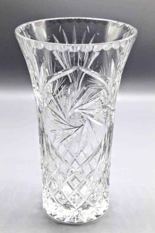 lot 1901 image: Heavy Cut Glass (Lead Crystal) 10 Vase