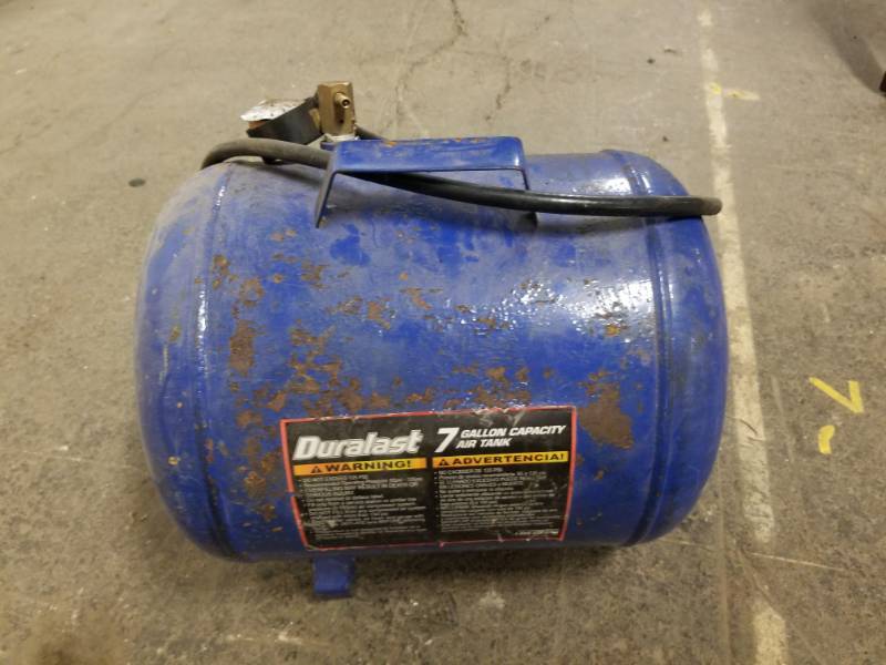 lot 2095 image: Duralast 7 Gallon Air Tank