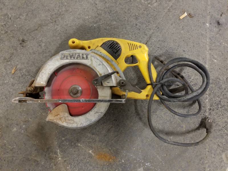lot 2098 image: Dewalt Electric Circular Saw