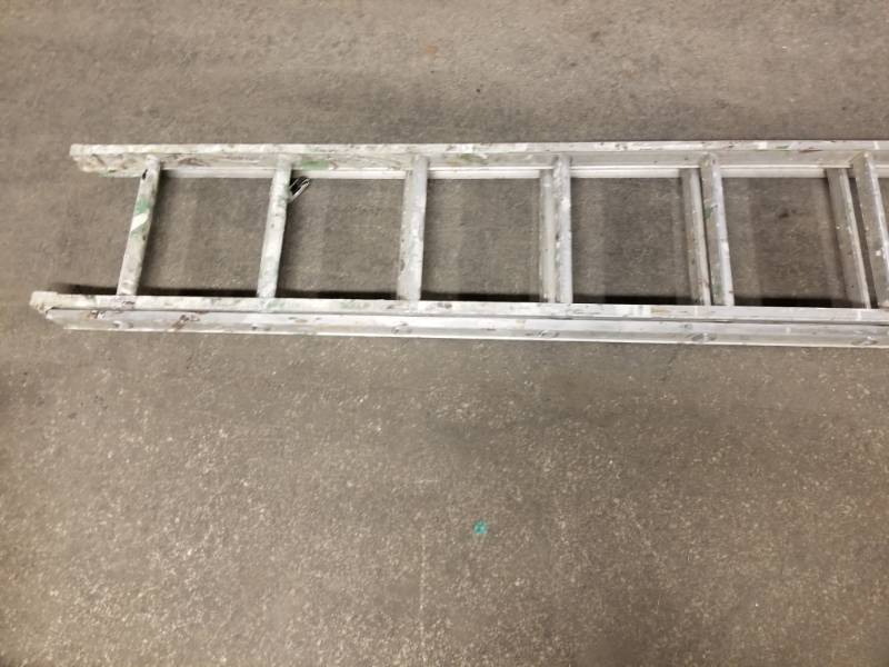 lot 2099 image: Underwriters Laboratories 24 Metal Extension Ladder