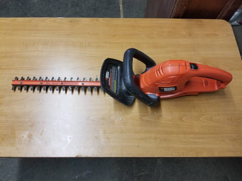 lot 2106 image: Black and Decker Electric 18 Hedge Trimmers
