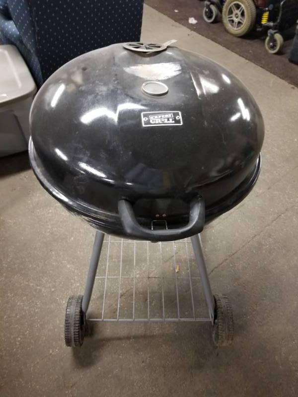 lot 2111 image: Nice Expert Grill Charcoal Grill
